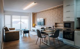 Apartament spațios cu magazin si bus